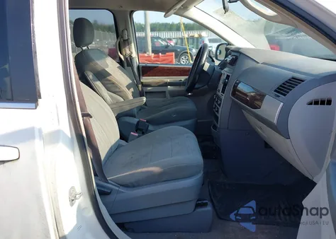 2010 Chrysler Town & Country Touring z USA, uszkodzony, nr VIN 2A4RR5D10AR229096